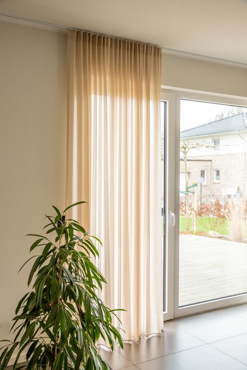 Eine Gardine im beigen Farbton