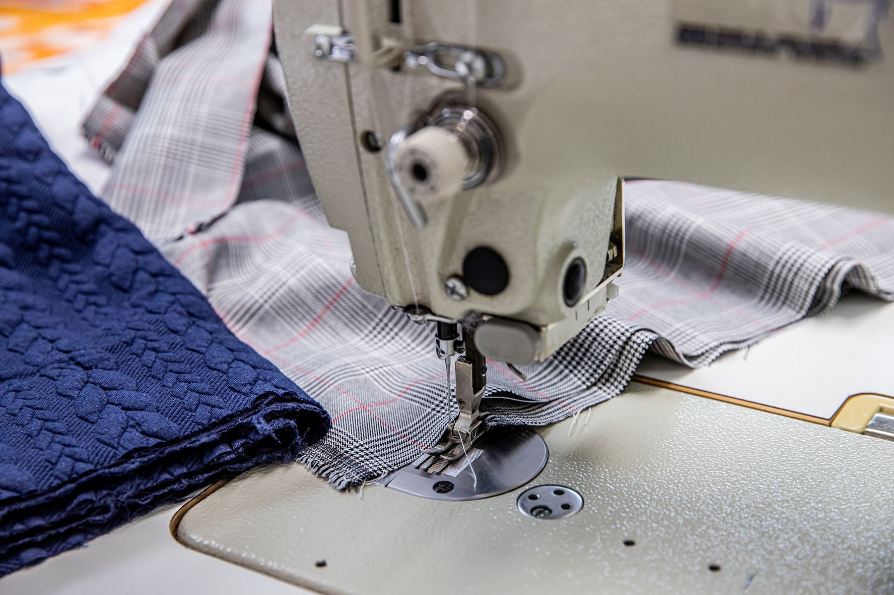 Nähmaschine beim Nähen von modischen Stoffen.