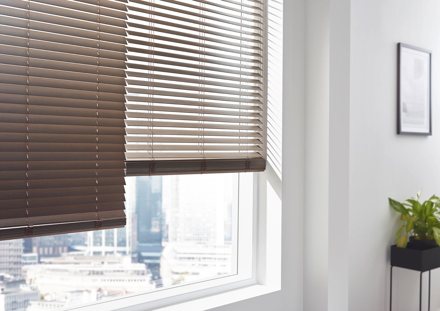 Halb runtergefahrene braune Jalousien am Fenster