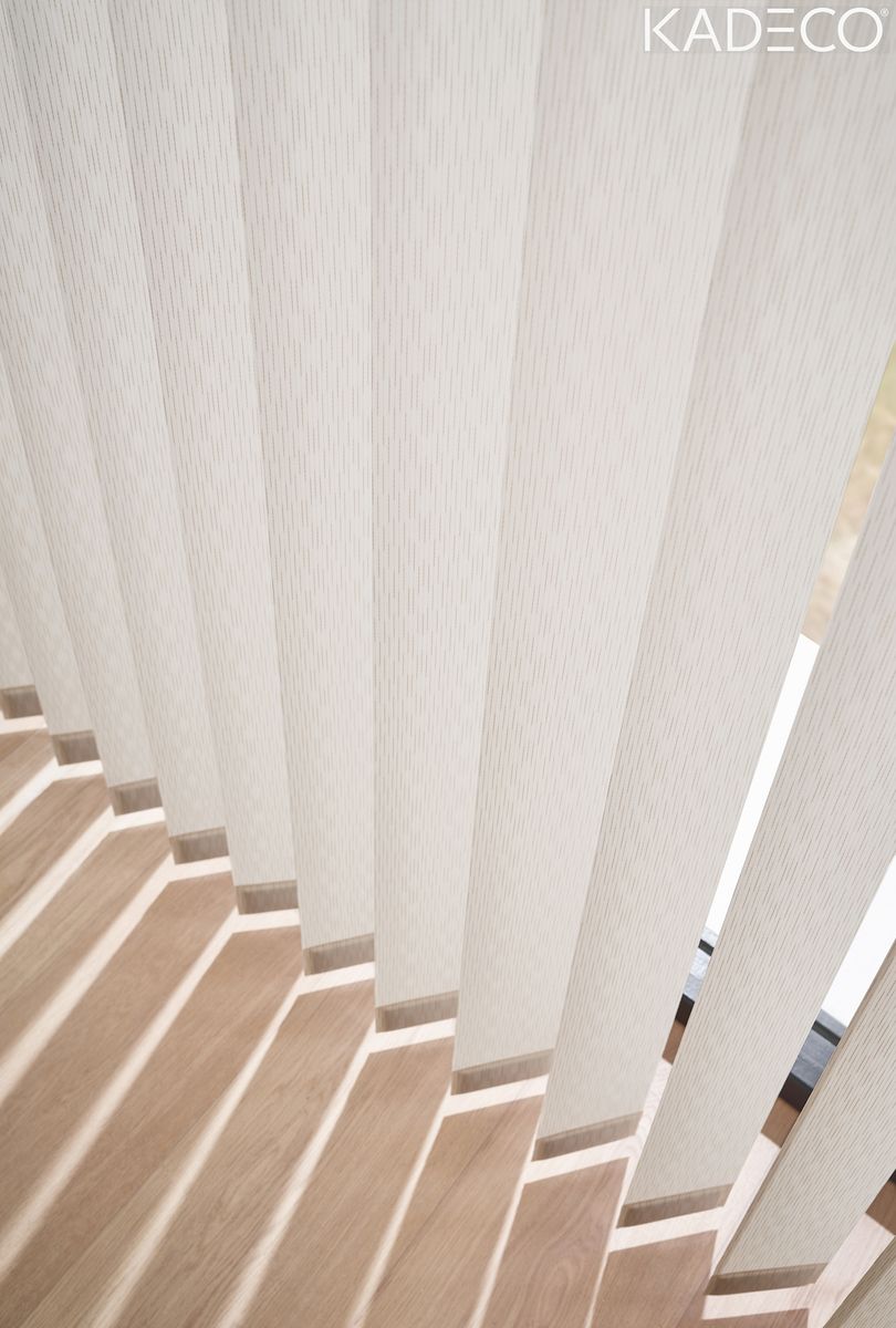 Weiße Jalousien von Kadeco in Nahaufnahme