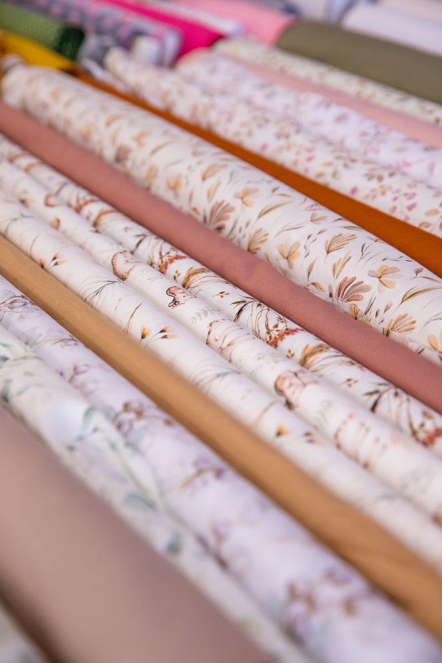 Unterschiedliche Stoffe mit Muster in Nahaufnahme