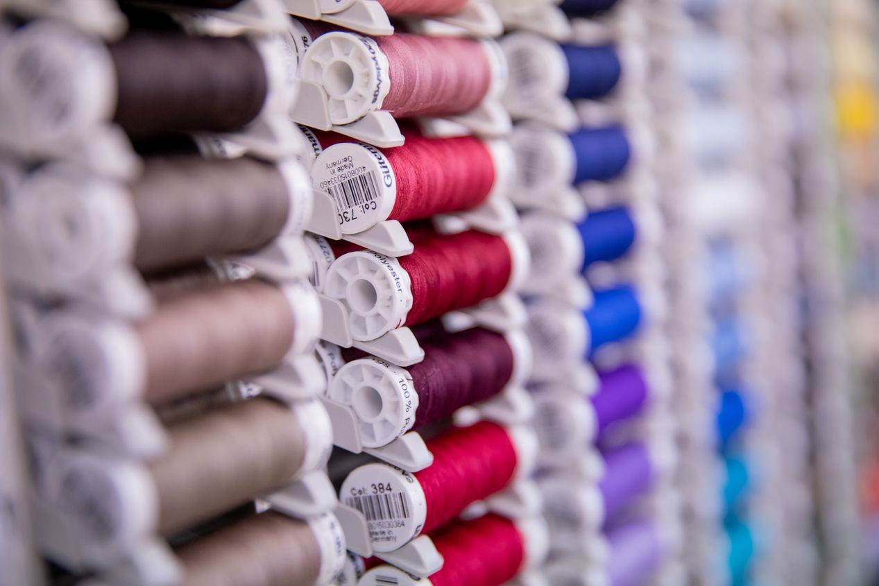 Eine Auswahl an bunten Garnrollen für Nähprojekte.