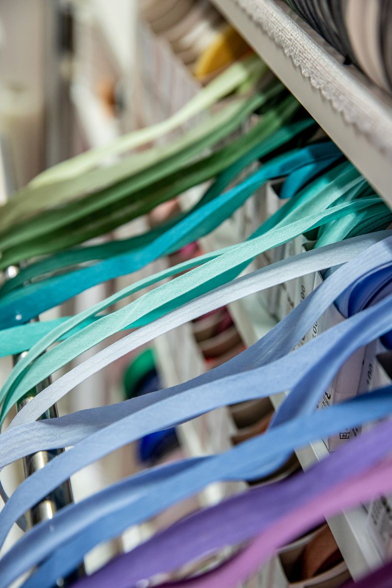 Bunte Bänder in verschiedenen Farben auf einem Regal